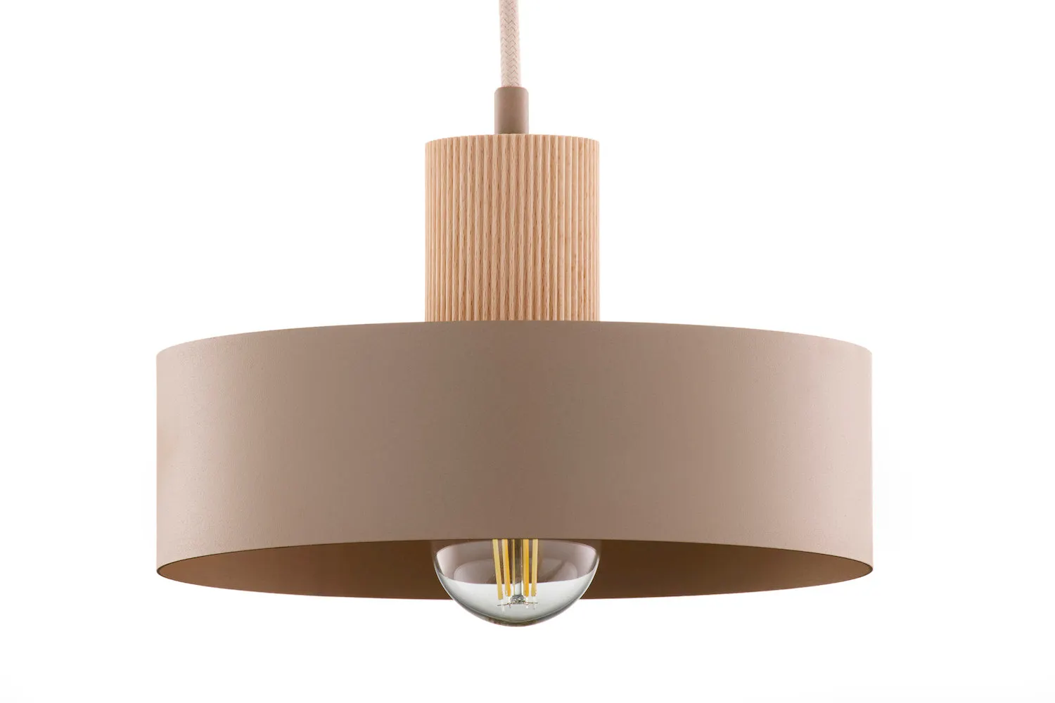 lampa wisząca, korekowy abażur, korpus drewniany, żarówka LED, kolor beżowy
