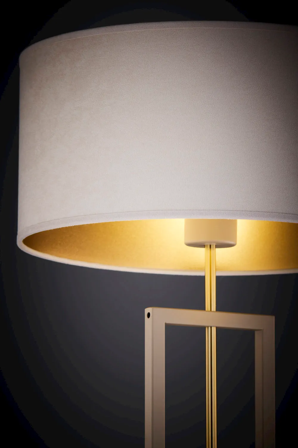 lampa stojąca, żarówka, abażur, metalowy stojak, kolor złoty