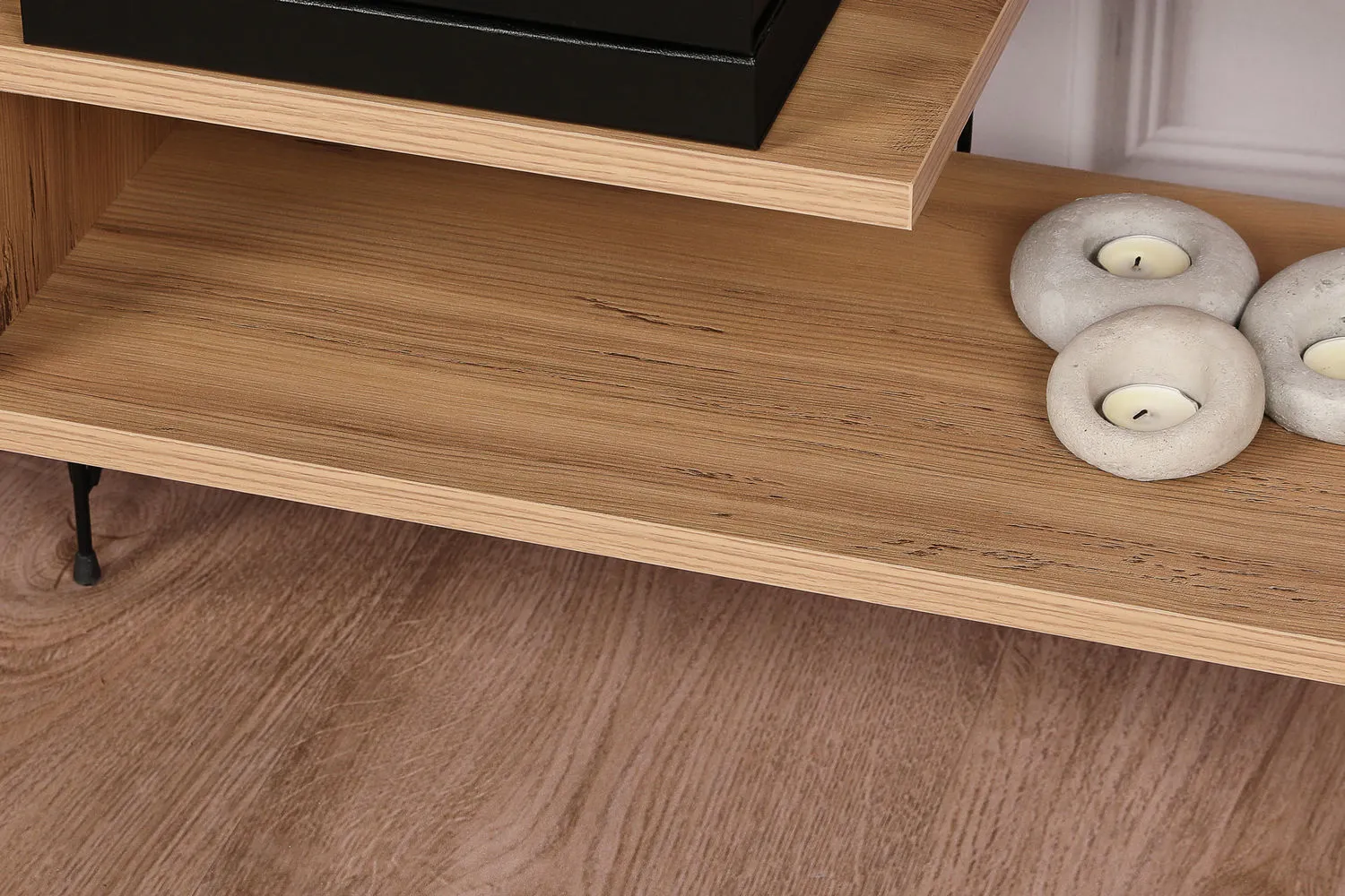 Stolik RTV drewniana z półkami EZE 120 cm dąb naturalny czarny stelaż - ASI_854KLN3046