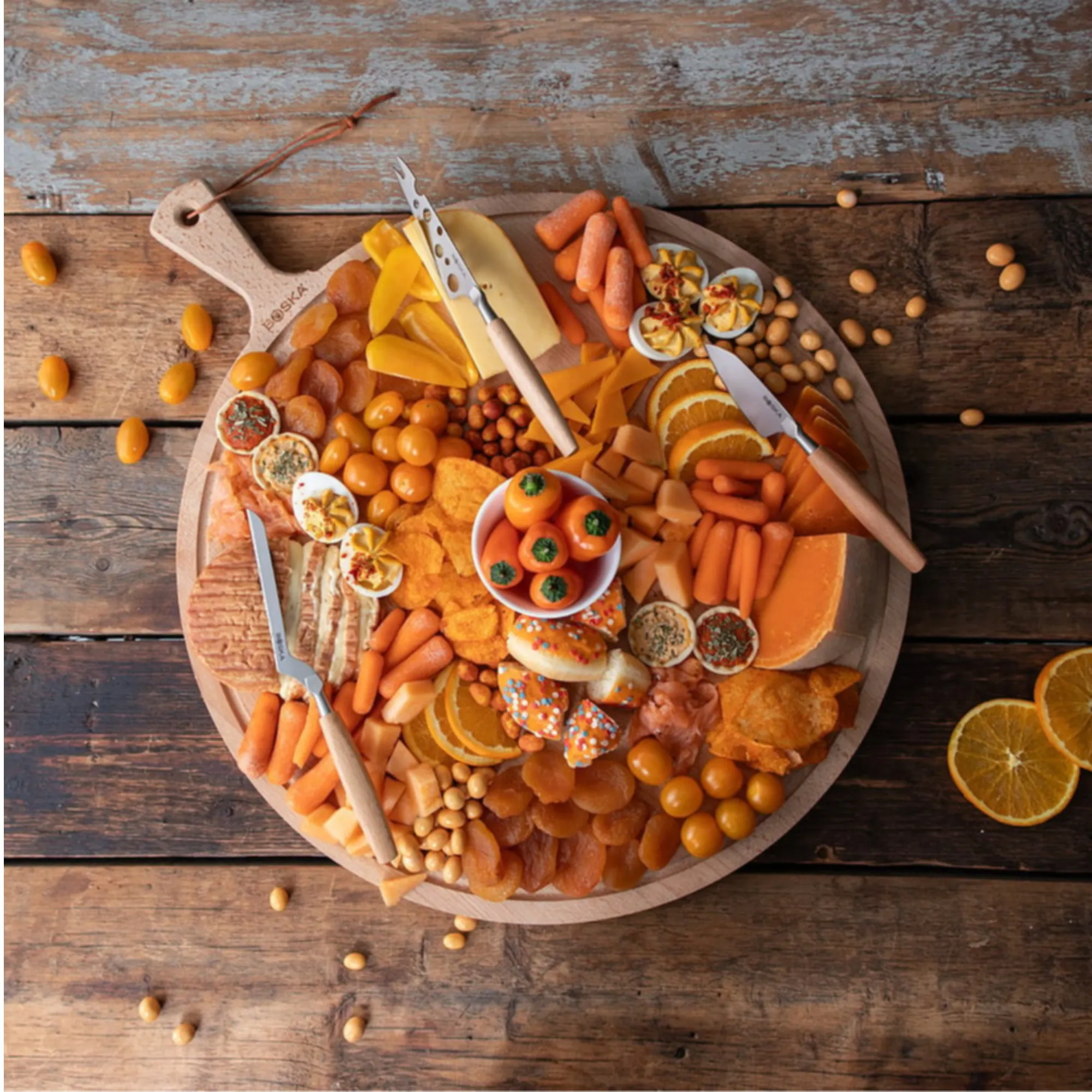 platka serów, przekąski, deska serów, warzywa marchewki, cytrusy