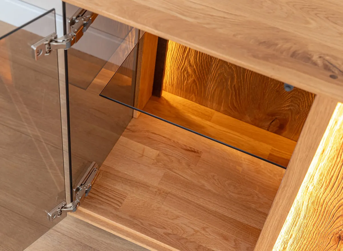 Komoda TV dębowa COLLODI z przeszkleniem i oświetleniem 185 cm - dąb olejowany - ZICOL09