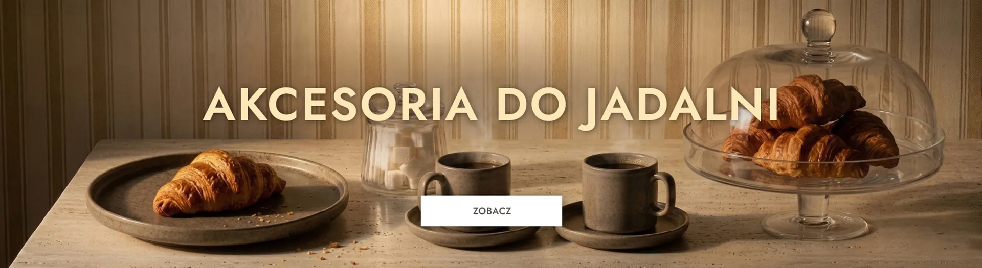 croissant, kawa, kubek, tortowy podstawek, brązowy stół