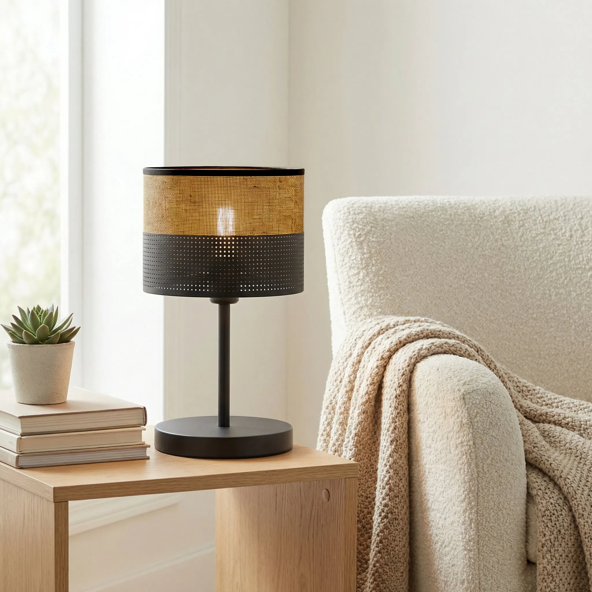 image lampa stołowa, lampa stołowa z abażurem, drewniane biurko, sofa z kołdrą, zielone rośliny