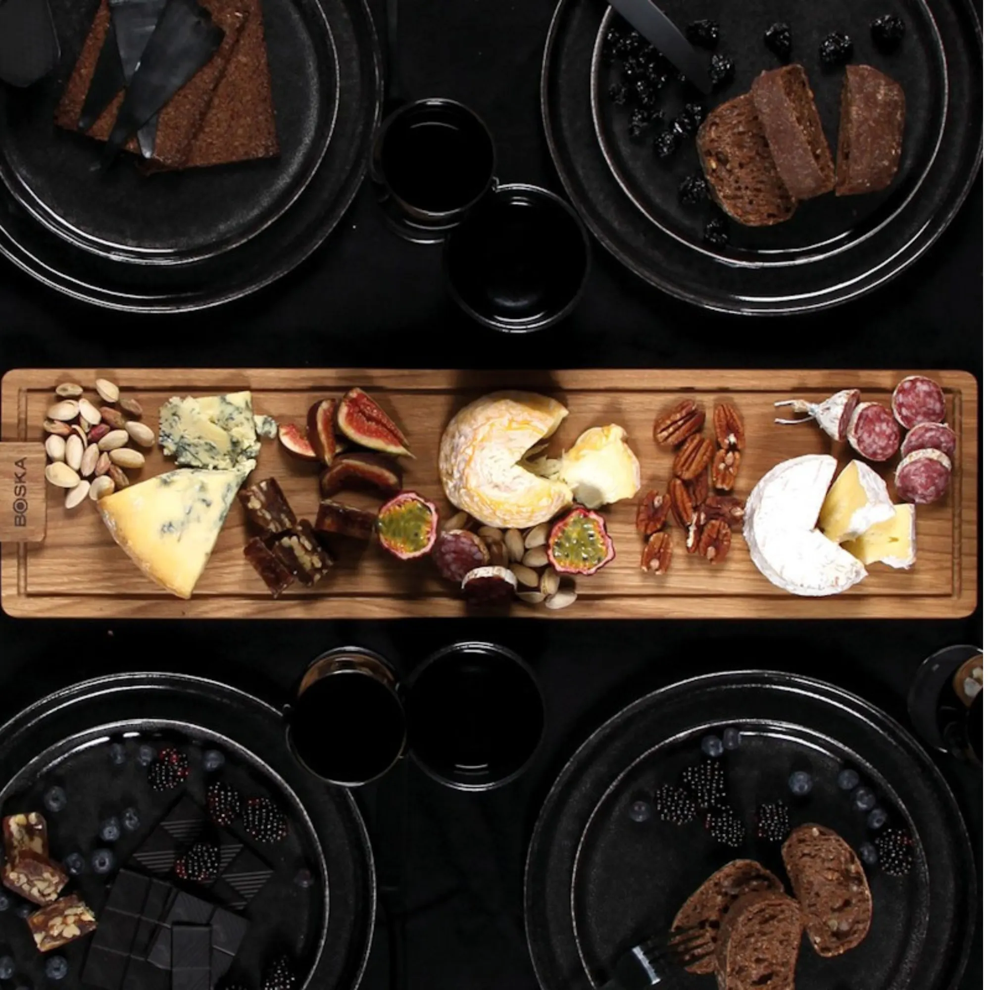 image deser board, talerz serów, orzechy, figi, czekoladowe przysmaki