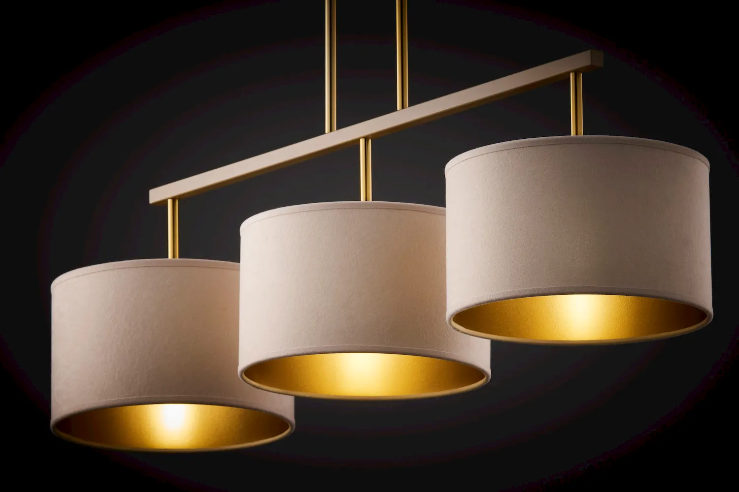 lampa wisząca, trzy klosze, beżowy abażur, złoty wnętrze, metalowa konstrukcja