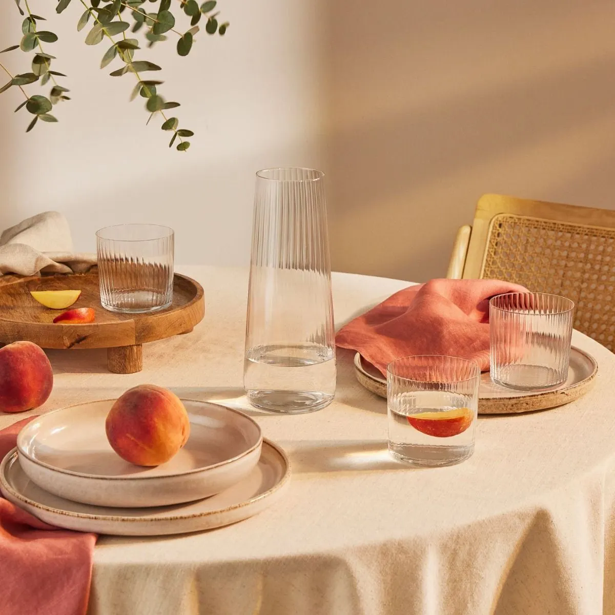 szklanki, dzbanek, talerze, brzoskwinia, kolor beżowy