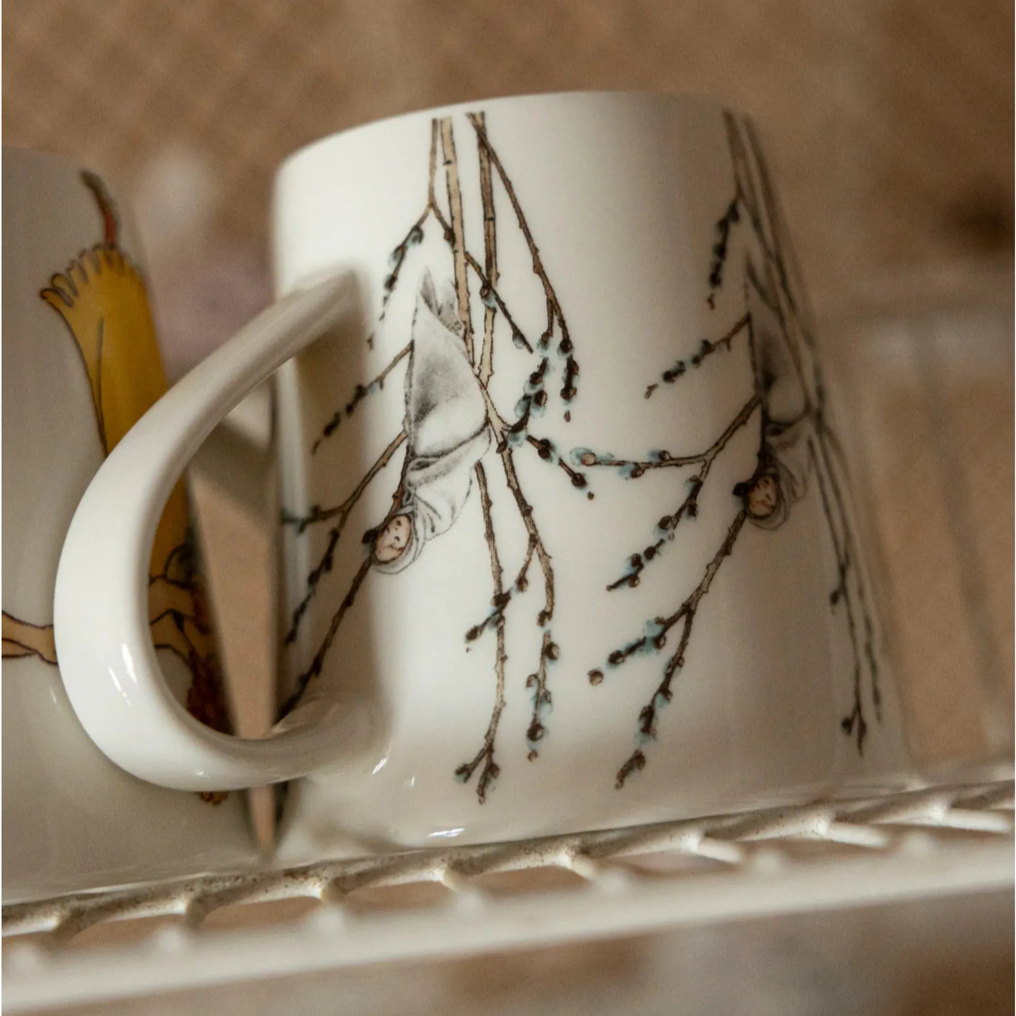 image ceramiczny kubek, kubek z uszkiem, wzór gałęzi, biały kubek, dekoracyjny kubek do herbaty