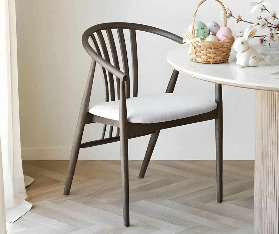 krzesło, drewniane, biała poduszka, stół okrągły, koszyczek z jajkami