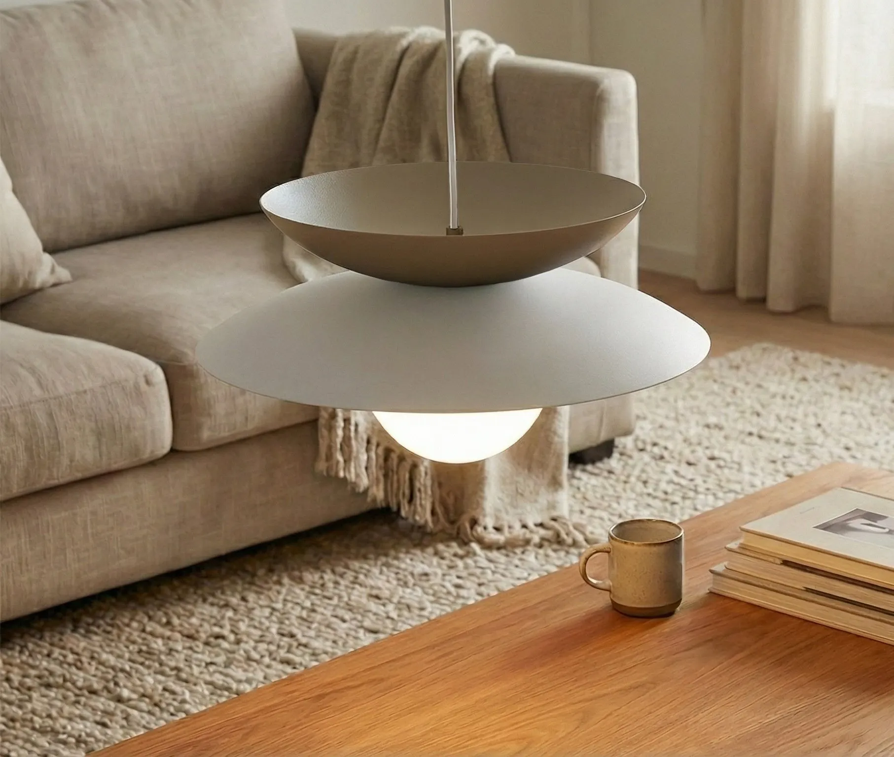 lampa wisząca, design półkulek, metalowy osprzęt, neutralny kolor, oświetlenie wnętrz