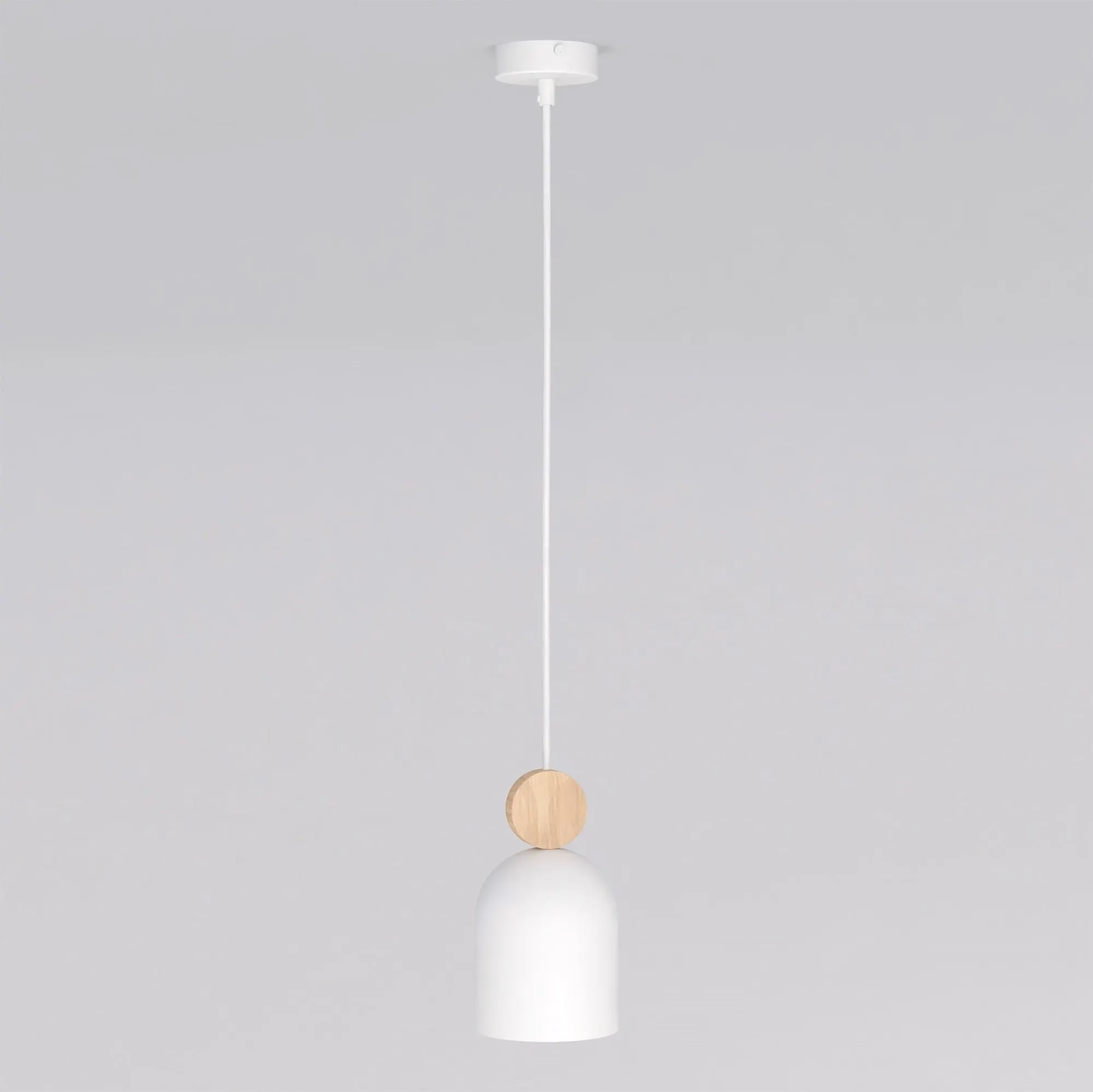 lampa wisząca, pendant light, biała oprawa, drewniana ozdoba, minimalistyczny design