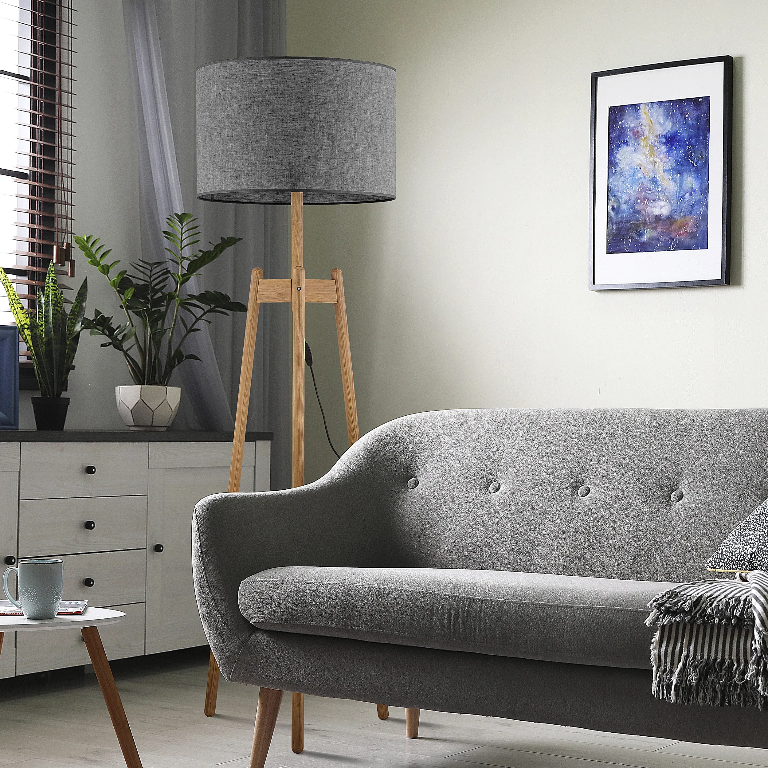 Lampa podłogowa PEREZ jasne sosnowe nogi czarny okrągły abażur z tkaniny 168x50cm - TK_5426