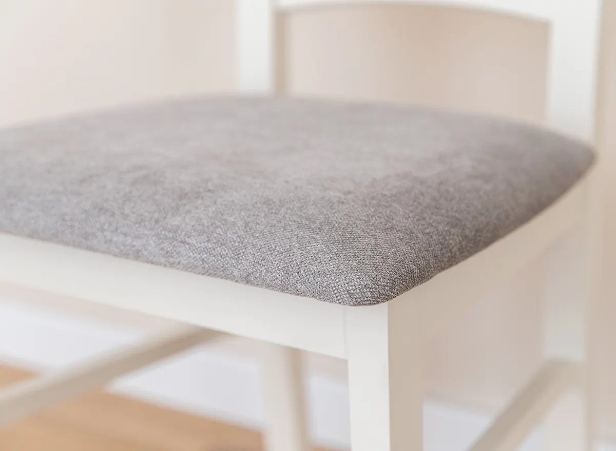 Krzesło BELLUNO ELEGANTE 01 z jasnoszarym siedziskiem materiałowym - białe (STORM 85) - DRMKT01/S85