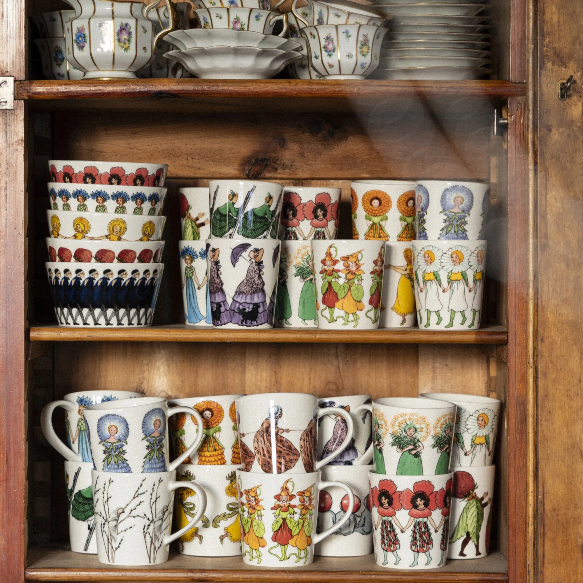 porcelanowe kubki, naczynia ceramiczne, kolorowe postacie, malarstwo ludowe, duże zestawy kubków