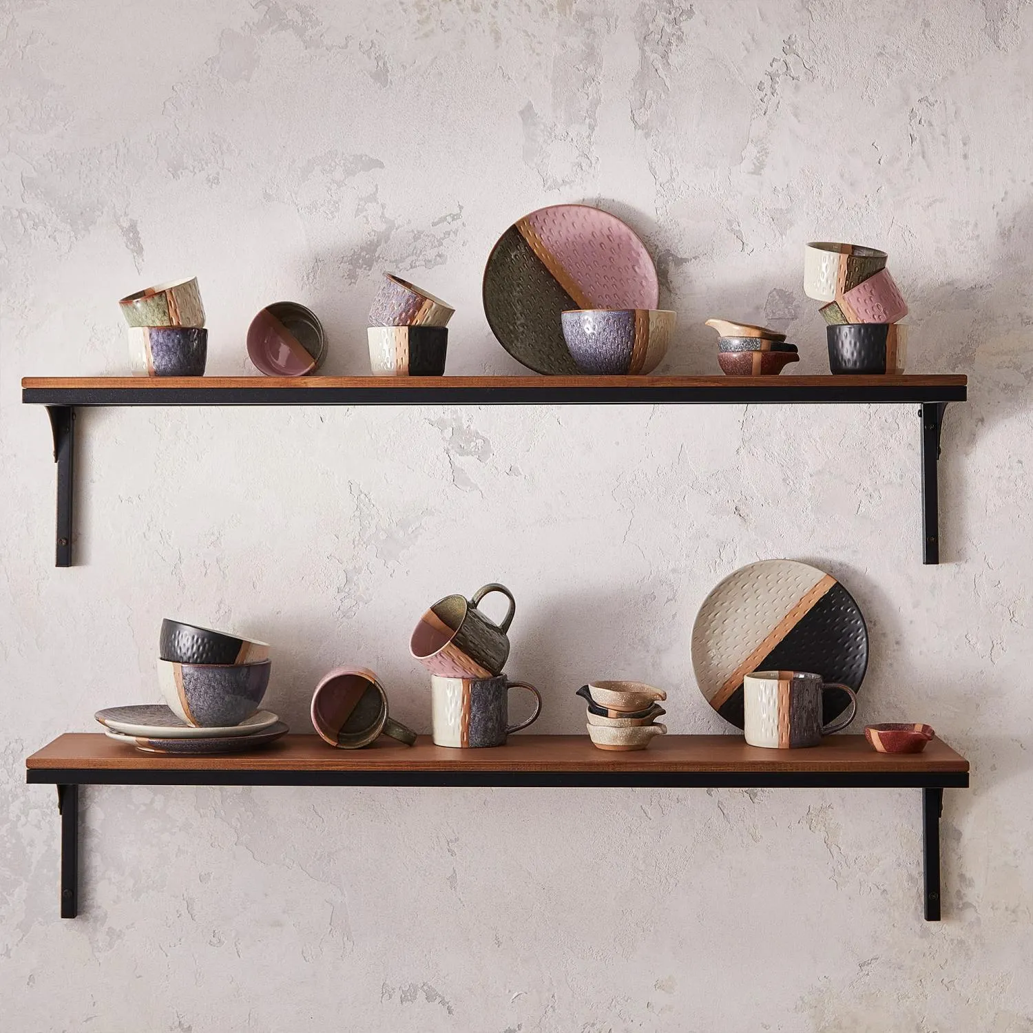 ceramiczny, zestaw naczyń, talerze, kubki, fason drewniany