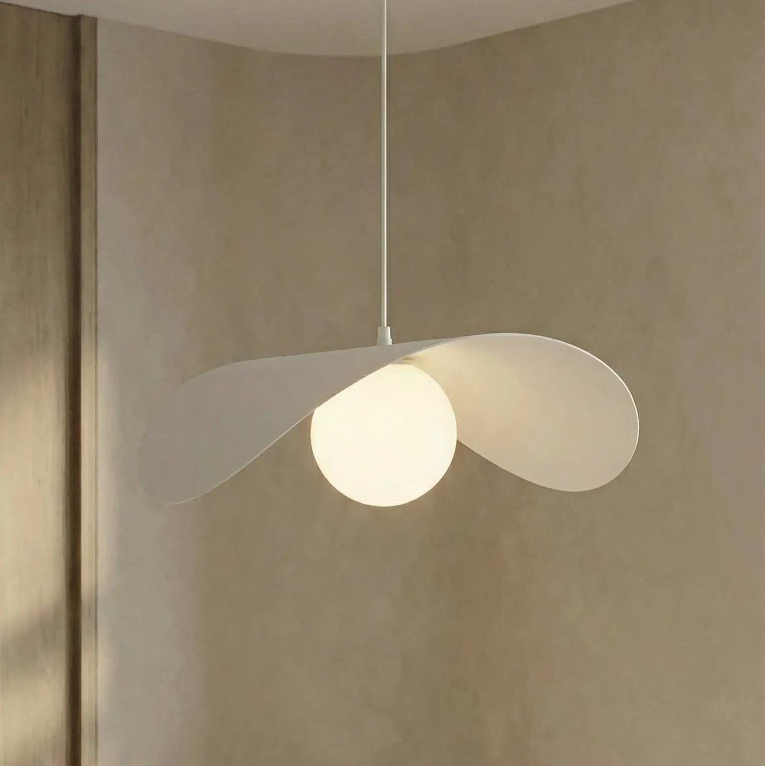 lampa wisząca, pozytywne źródło światła, kula światła, designowy żyrandol, metalowa oprawa