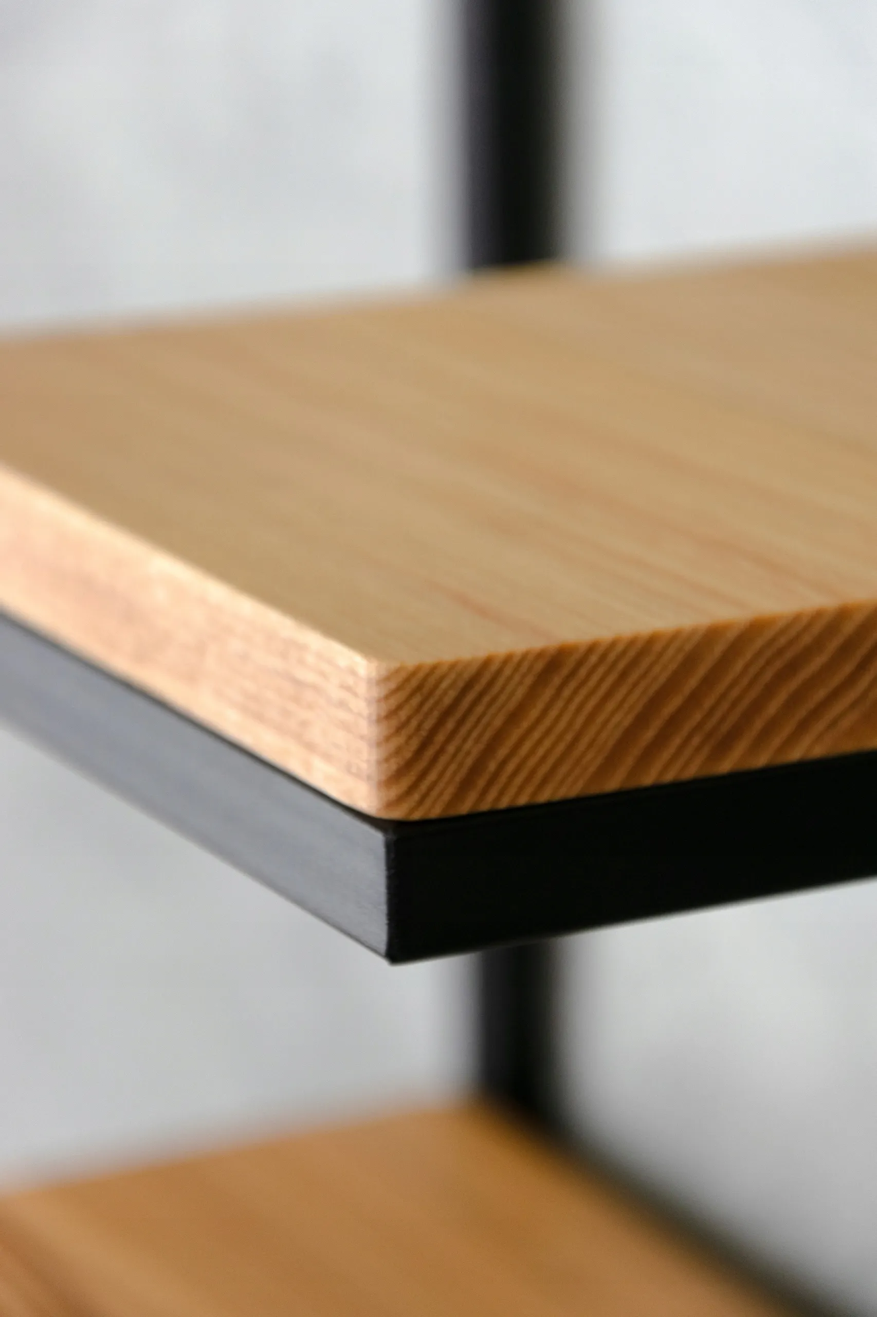 Kwietnik wiszący LENS L metal drewno czarny naturalny - LD_TZ000086