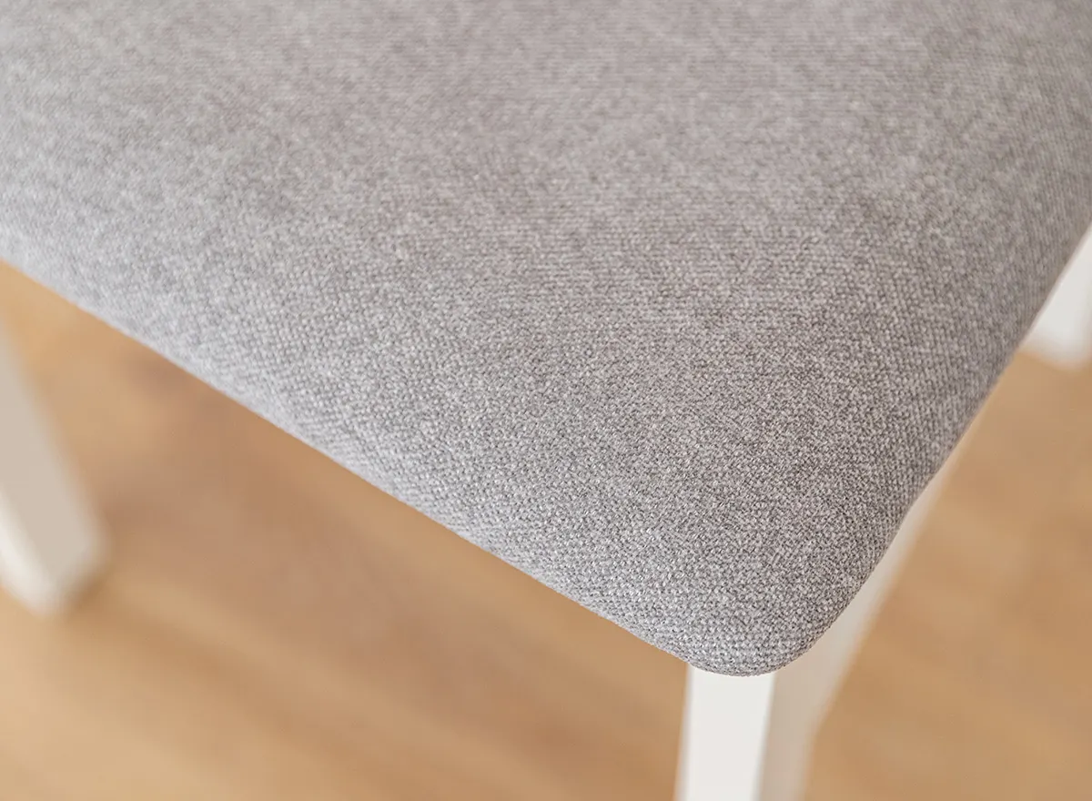 Krzesło BELLUNO ELEGANTE 01 z jasnoszarym siedziskiem materiałowym - białe (STORM 85) - DRMKT01/S85