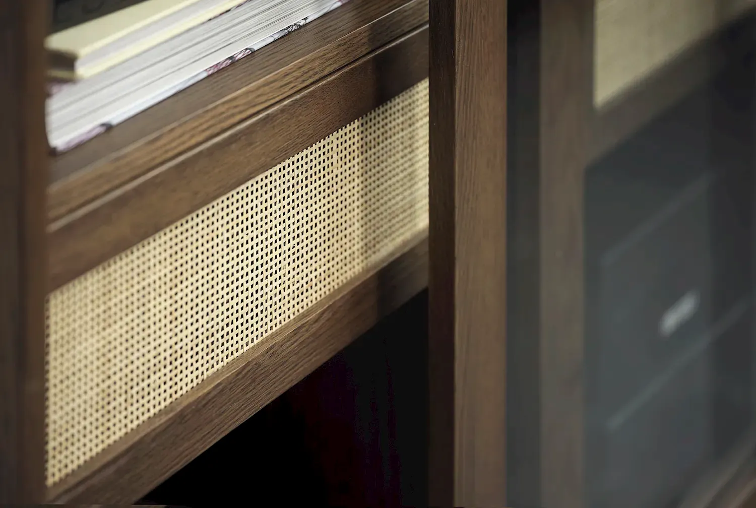 Witryna niska z rattanem BARRALI 2-drzwiowa z 2 szufladami - dąb wędzony, naturalny - UN_46722930