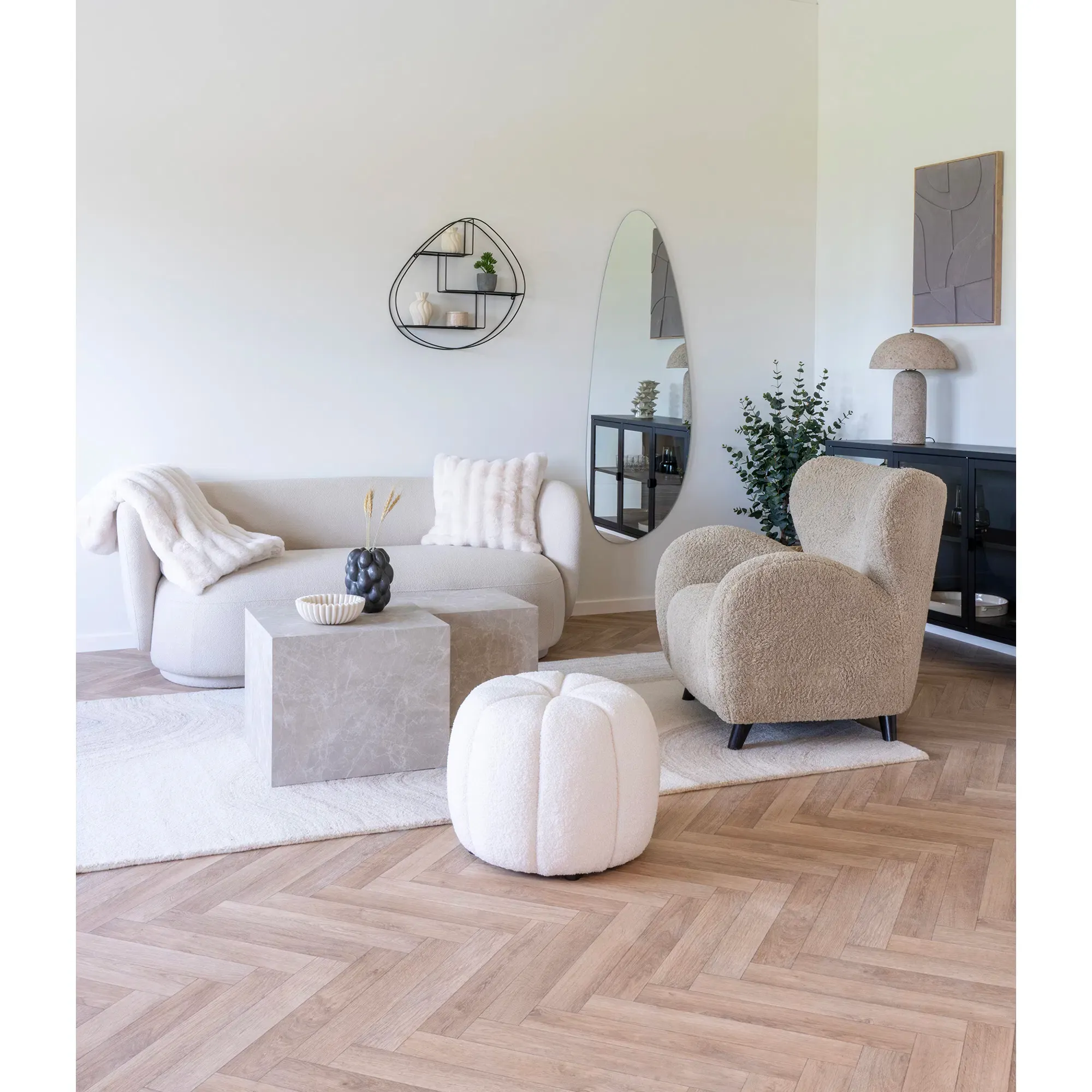 Poduszka dekoracyjna GALENA sztuczne futerko 45x45 cm złamana biel - 3962069