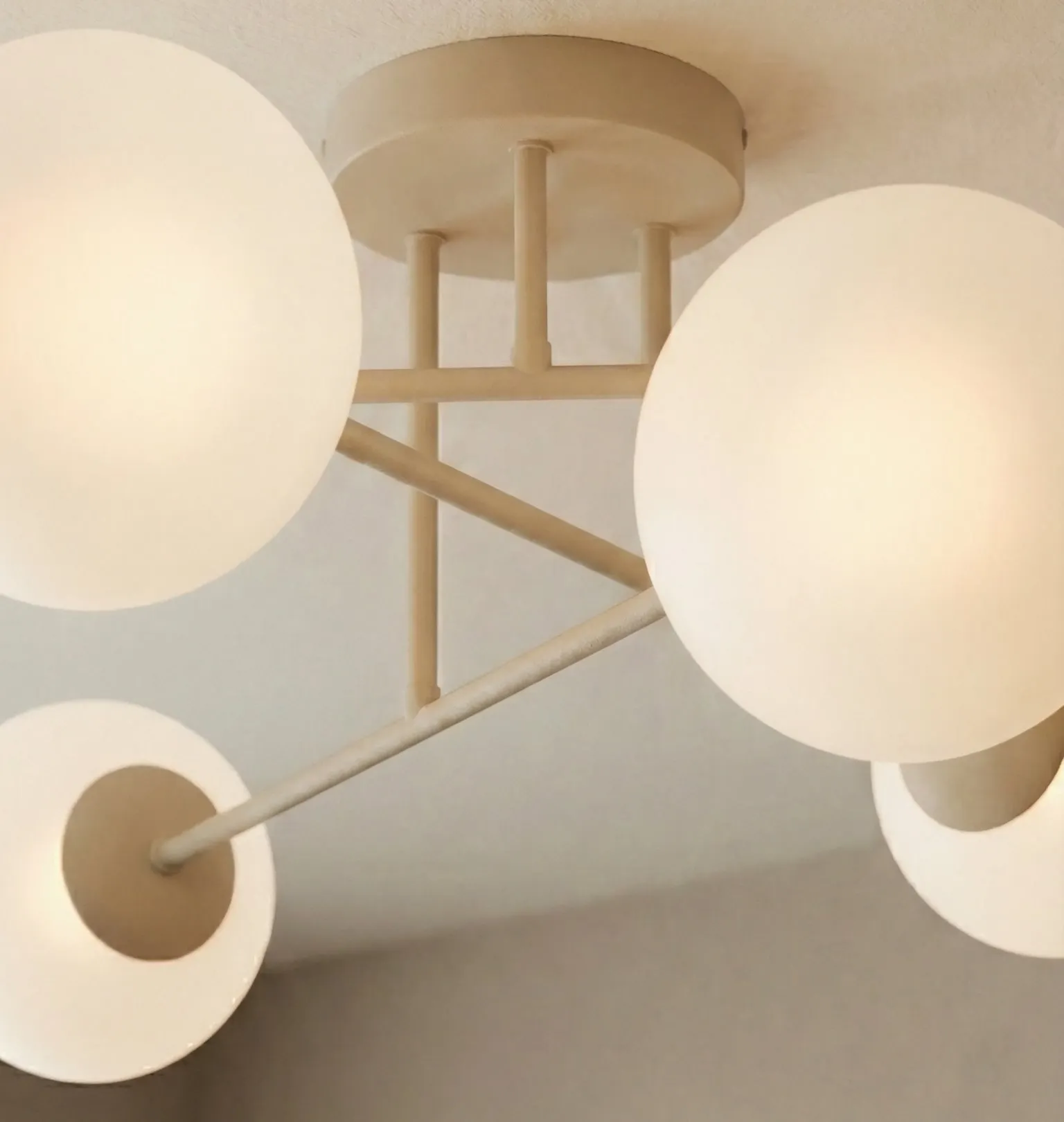 image lampa sufitowa, globusowy żyrandol, kinkiet wiszący, modny design, biała kolorystyka