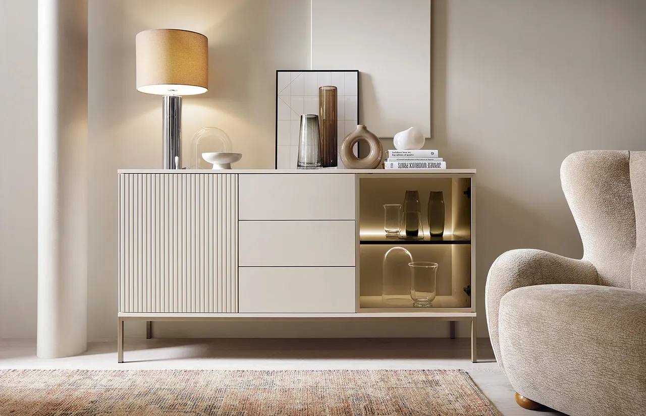 Komoda z 3 szufladami przeszkleniem i oświetleniem SENTO 1 pkt. LED cashmere - SENTO_KSZ154_CASHMERE