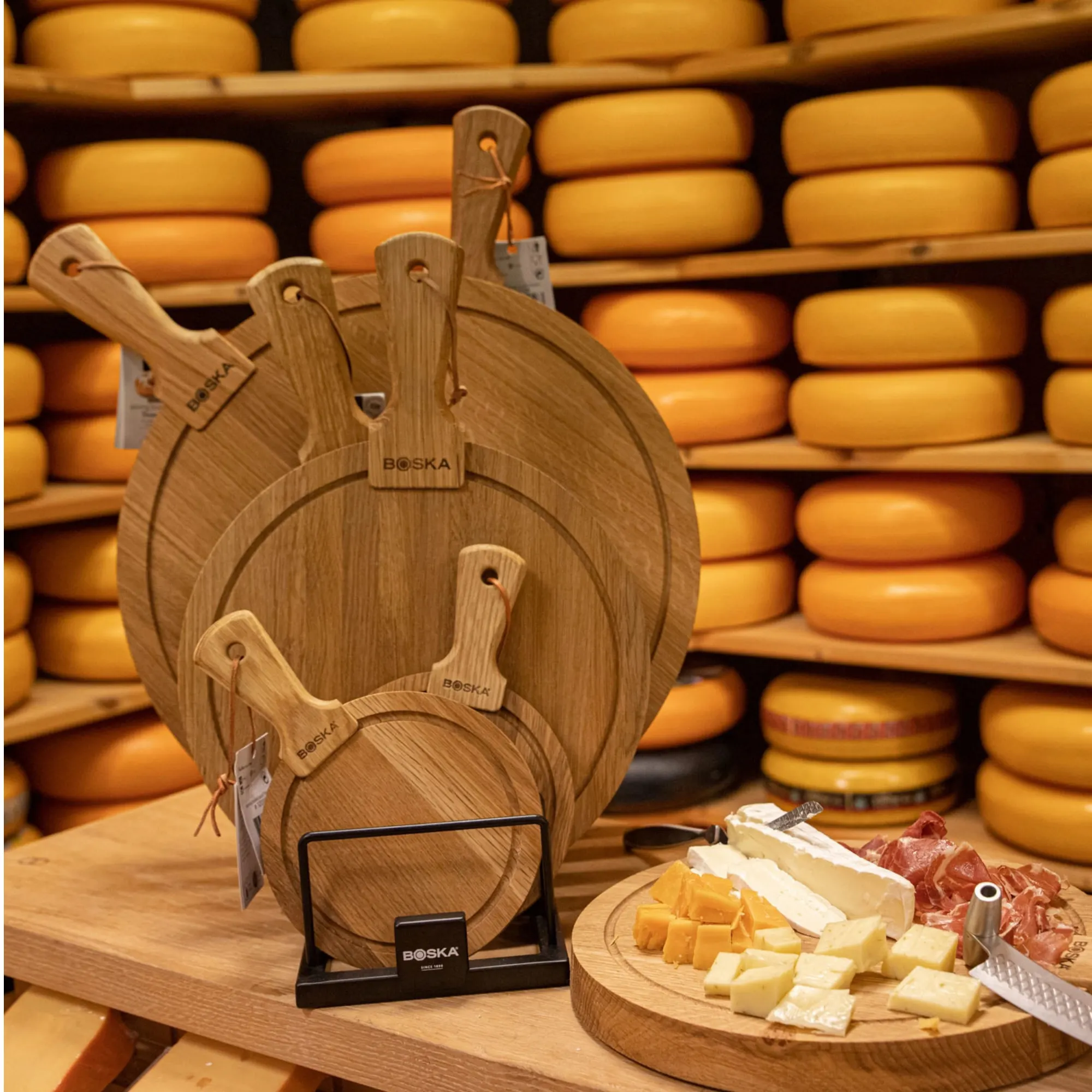 image deska do serów, drewniane tarki, serowy zestaw, sery plater, zestaw serów