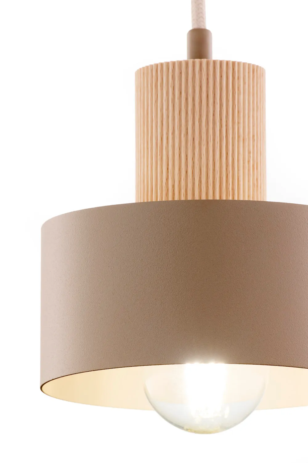 lampa wisząca, konstrukcja drewniana, kolor beżowy, żarówka, metalowy abażur