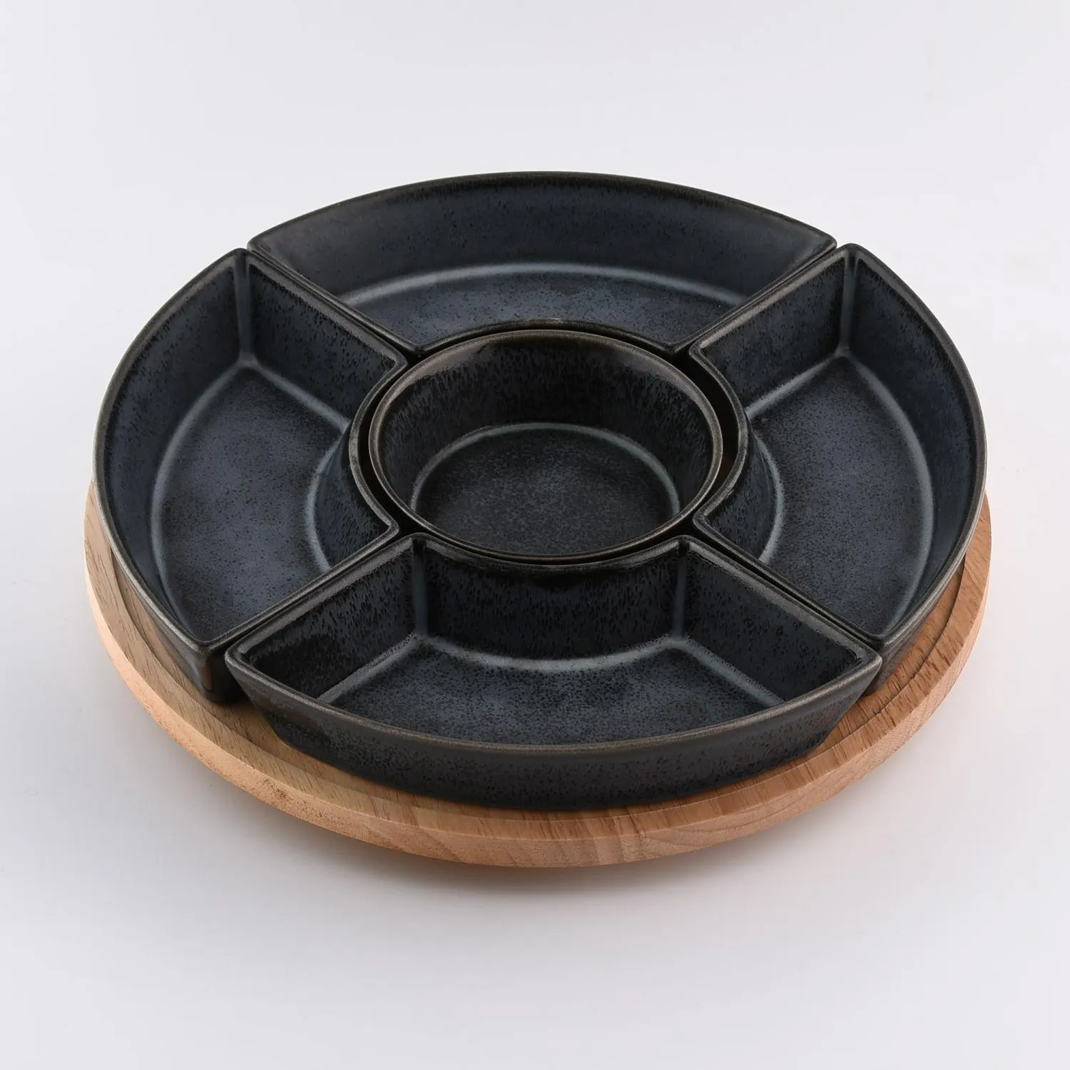 image talerz do sosów, pięć sekcji, ceramiczny talerz, czarny, drewniana podstawa