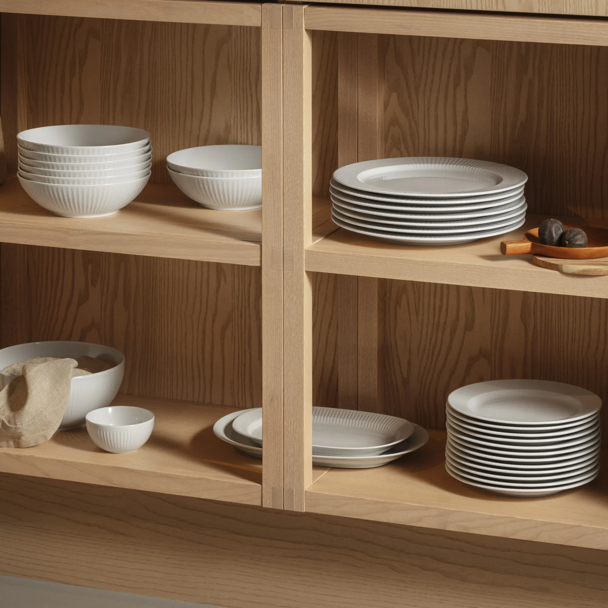 duży talerzowy zestaw, białe talerze, miski żaroodporne, porcelana, zestaw naczyń