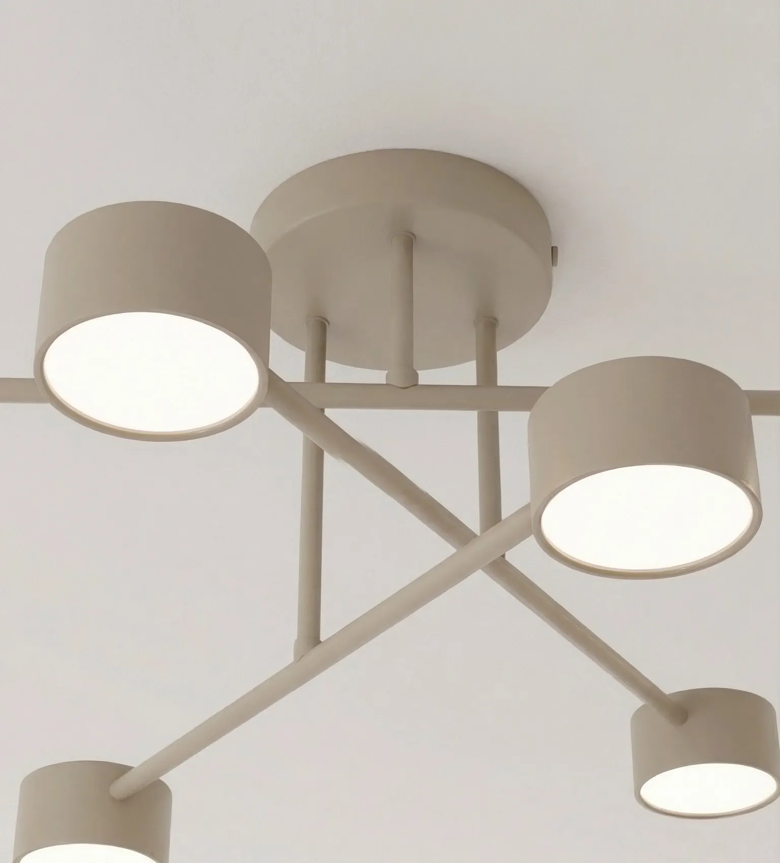 lampa plafon, świetlówka sufitowa, metalowa rama, biała kolorystyka, oświetlenie LED