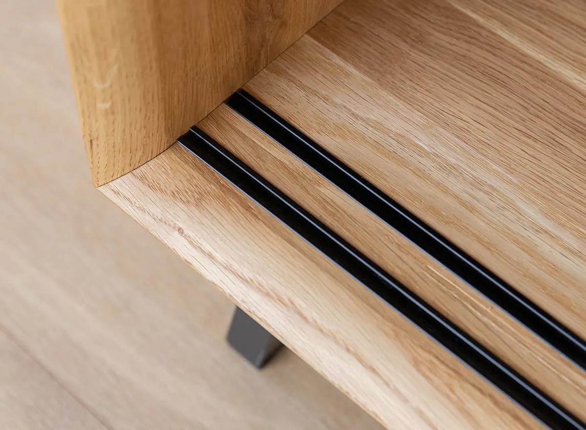 Komoda z barkiem MODERN LOFT 2-drzwiowa z przeszkleniem - dąb olejowany, czarny - PLMOL01S