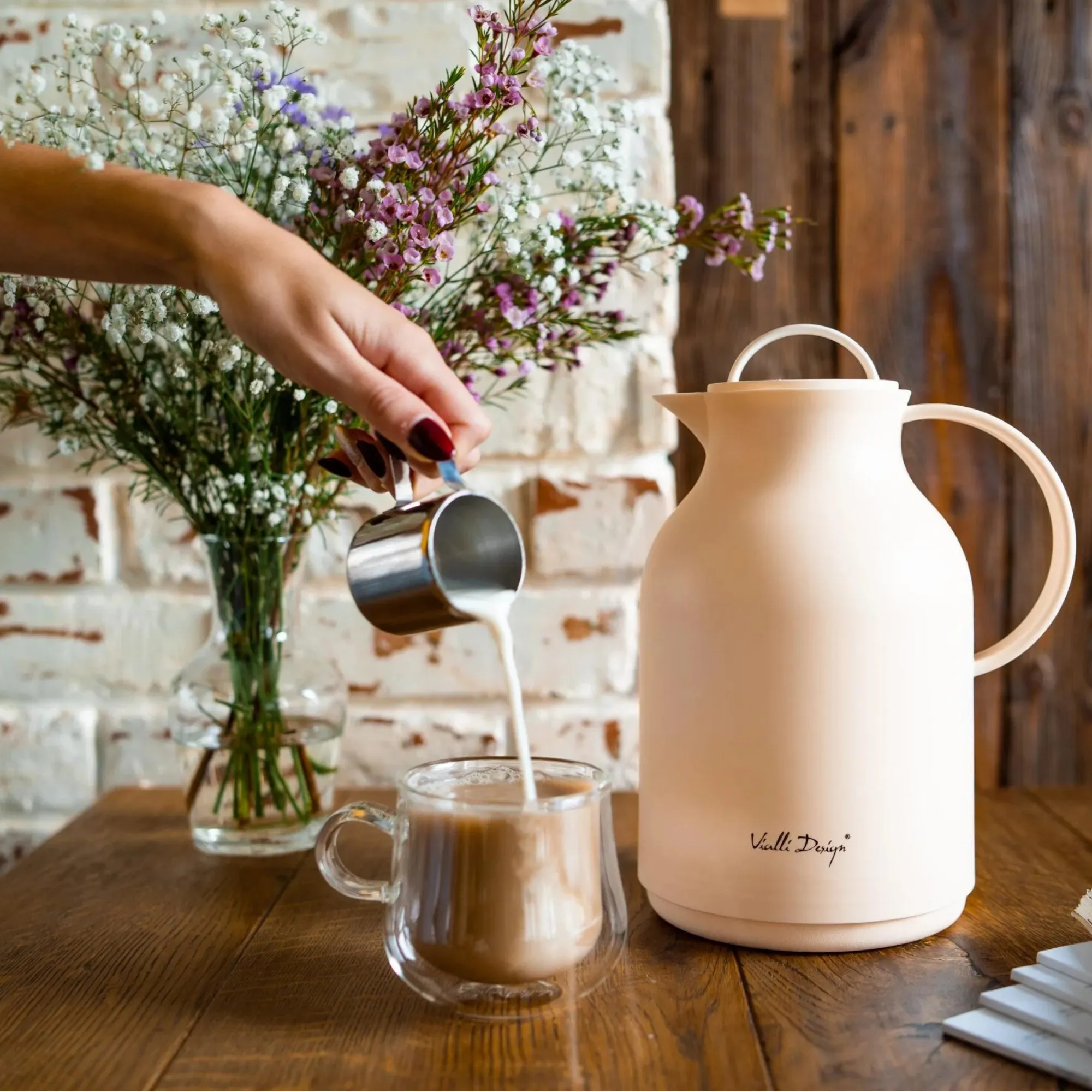 image czajnik termiczny, dzbanek termiczny, kolor kremowy, metalowy miarki, kawa mleko