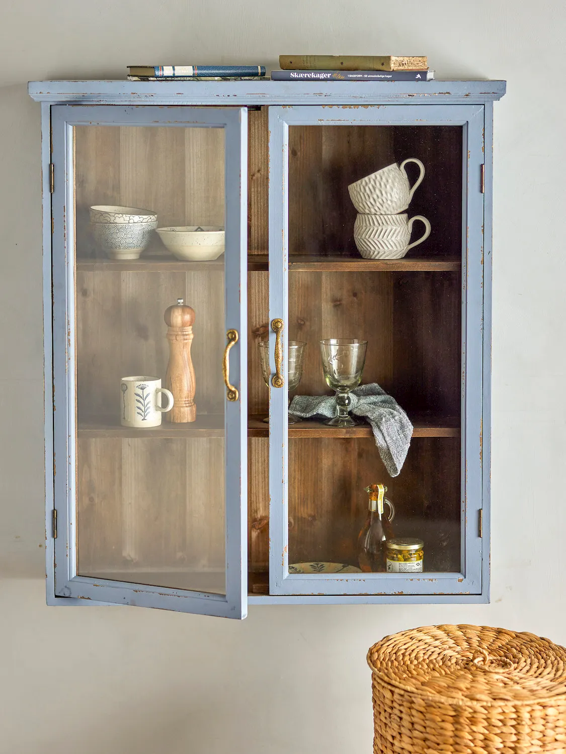image szafka wisząca, szafka z przeszklonymi drzwiczkami, meble vintage, naczynia ceramiczne, dzbanek wazonowy